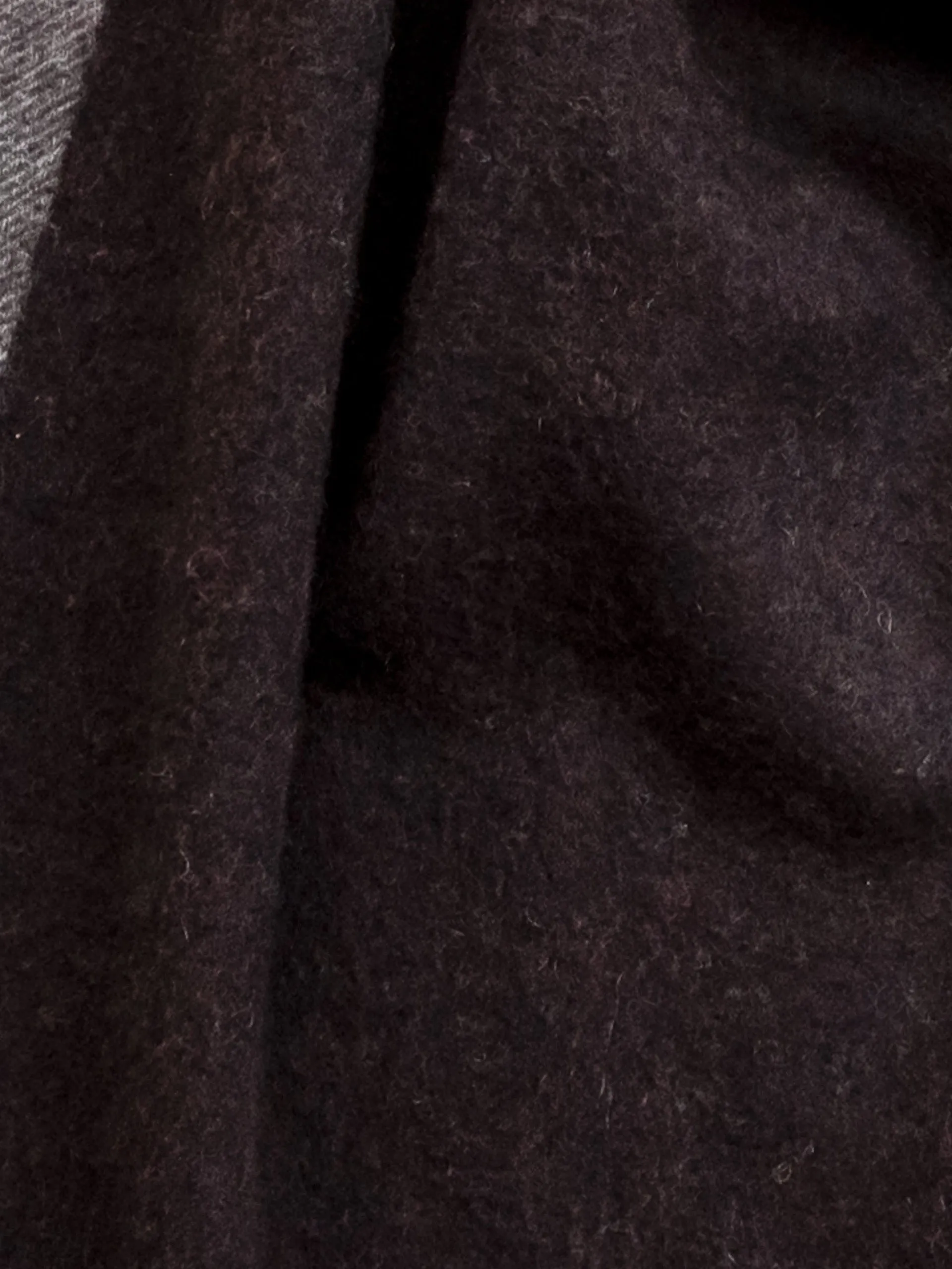 Cashmere and merino scarf in charcoal contrast edge