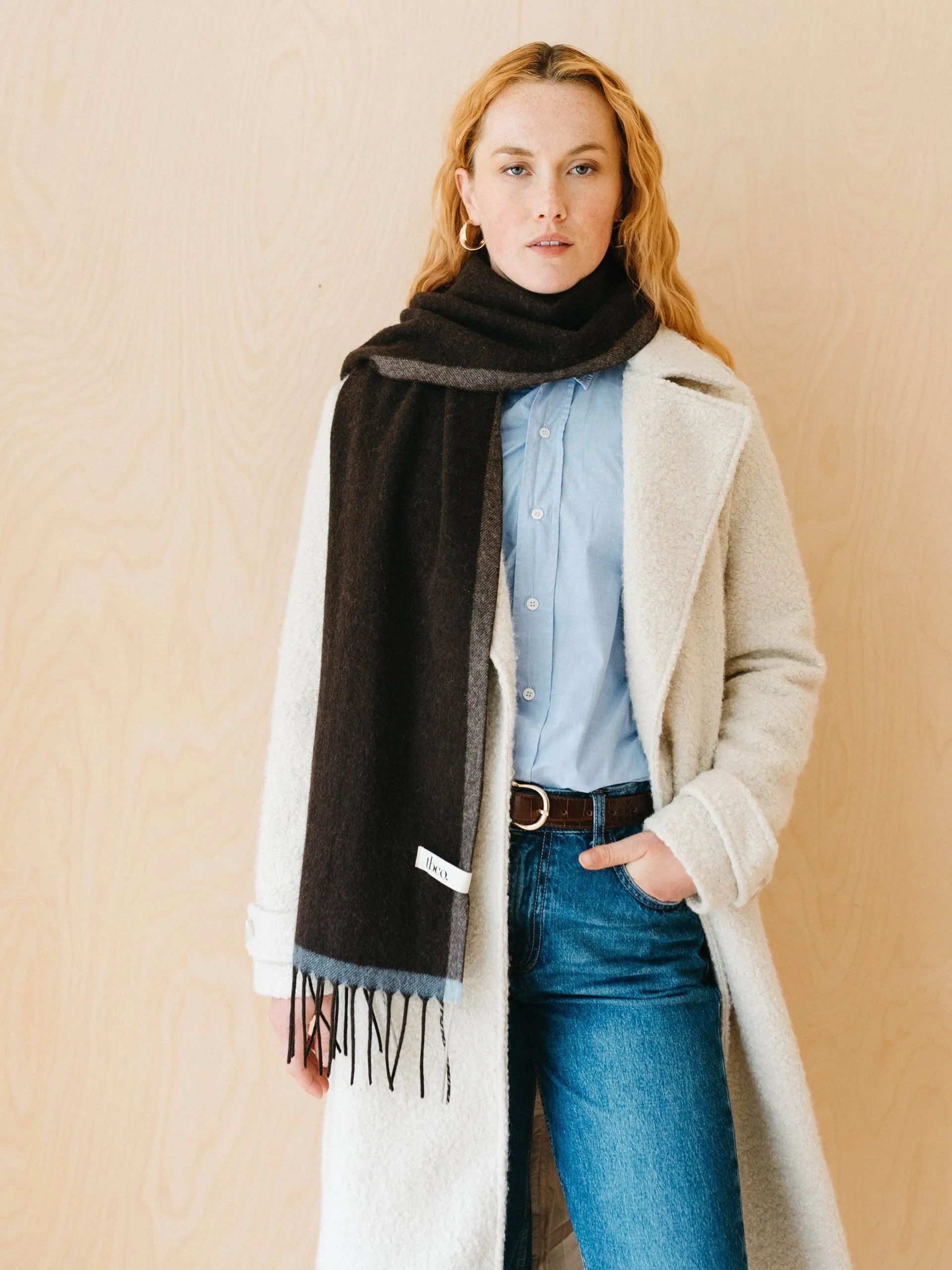 Cashmere and merino scarf in charcoal contrast edge