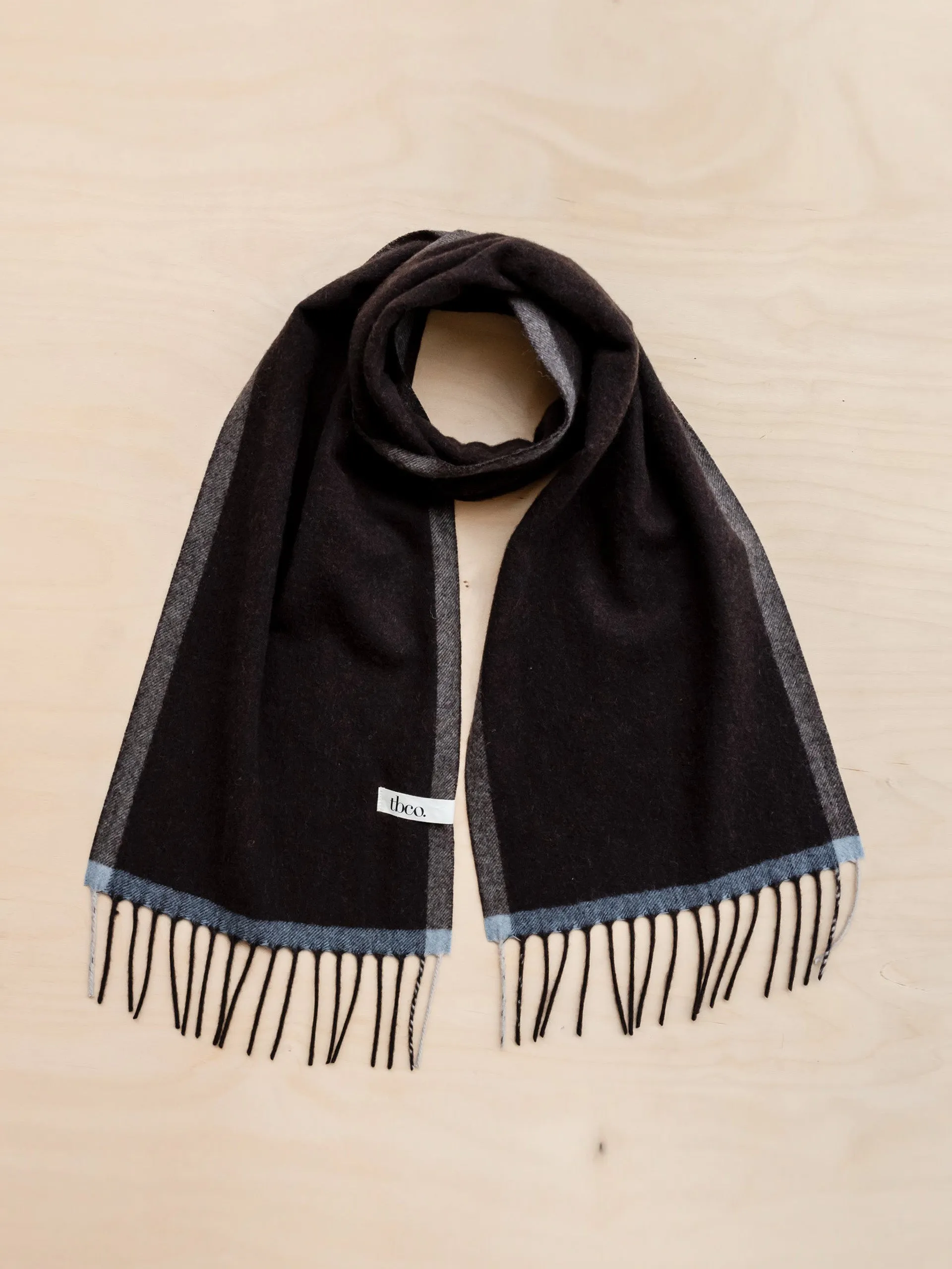 Cashmere and merino scarf in charcoal contrast edge